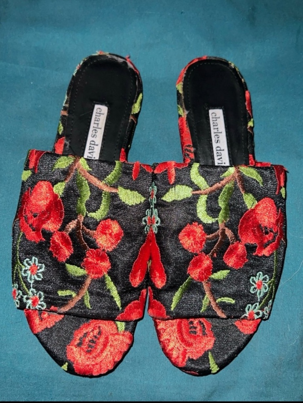 CHARLES DAVID FLORAL EMBROIDERED SLIDES//BLACK W/ RED GREEN & BLUE ACCENTS//SZ 6